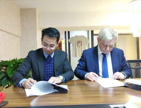 陶野先生和里加工業(yè)大學(xué)副校長(zhǎng)Mr.Igors Tipans簽訂合作協(xié)議